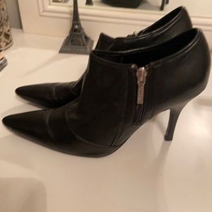 Black heel, pointed toe.
